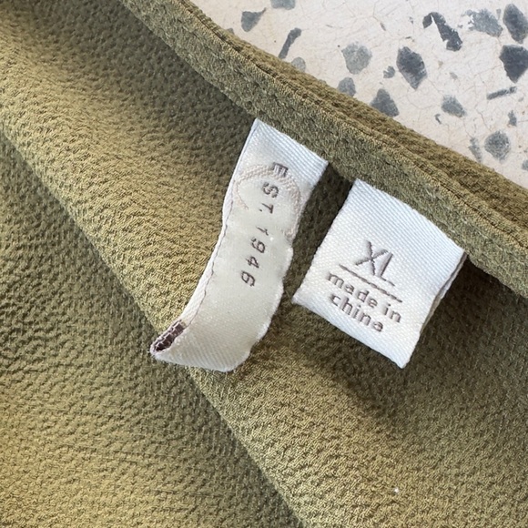 Elegant Green Tunic Top with Flowing Silhouette - Picture 5 of 6